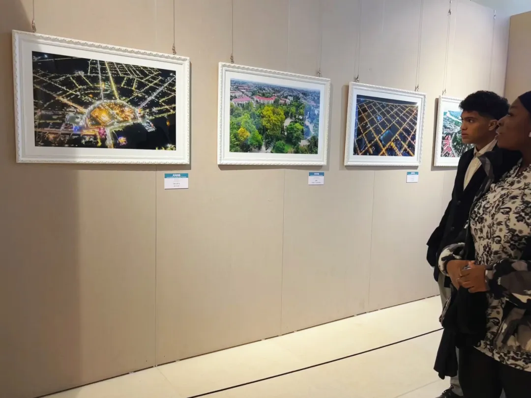 友城映像 四川文化藝術學院組織留學生參與綿陽與波季市攝影展，深化文化交流